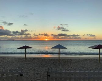 Jolly Harbour, 3 bedroom villa, pool, close to beach and all amenities. - Jolly Harbour - Beach