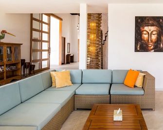 Vacation villa right by the sea - Seririt - Sala de estar