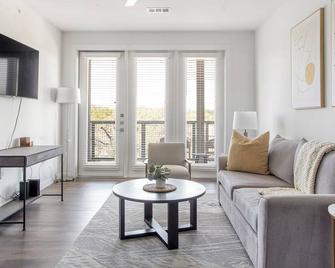 Landing Modern Apartment with Amazing Amenities ID1804X66 - Bee Cave - Living room