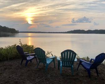 Lovely Waterfront Home - 3BR/2BA w/small private beach + sunroom for extra accom - Heathsville - Patio