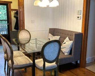 Cozy Getaway on Three Mile Lake - Windermere - Comedor