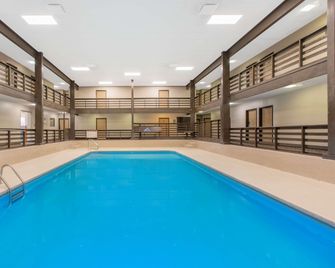 SureStay Plus by Best Western Grand Island - Grand Island - Piscina