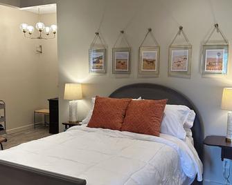 Great bedroom with private bathroom & Lounge above a local Diner - Sugarcreek - Habitación