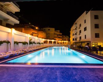 Tuntas Suites Altinkum - Didim - בריכה
