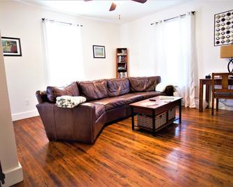 Charm and Convenience Downtown - Scottsville - Sala de estar