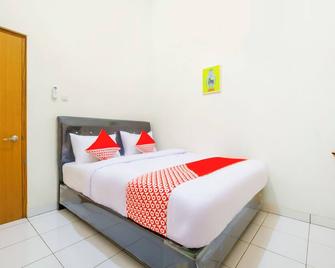 Hotel O Syariah Tasikmalaya Near Universitas Siliwangi Formerly Siliwangi Guest House - Tasikmalaya - Bedroom