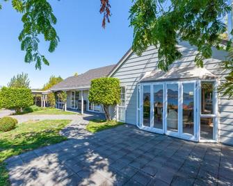 Krissell Castle - Acacia Bay Holiday Home - Taupo - Budova
