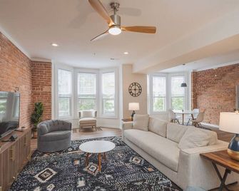 Buckingham Palace- one bedroom apartment - Martinsburg - Wohnzimmer