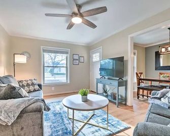 New! ~1mi At&t Stadium. Walk to Fifa World Cup! - Arlington - Living room