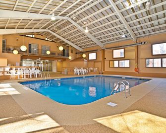 Best Western Summit Inn - Wodospad Niagara - Basen