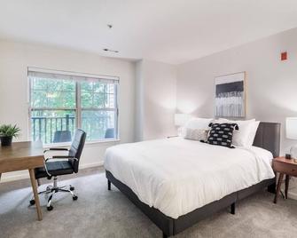 Wonderful Woburn 2BR w/ In-Unit W/D, close to Restaurants, by Blueground - Woburn - Bedroom
