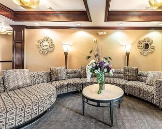 Comfort Meets Affordability at Red Lion Inn & Suites Mineral Wells! Onsite Pool! - Mineral Wells - Salónek
