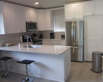 Fantastic PGA Club Cottage with Relaxing Pond and Fountain Views! - Palm Beach Gardens - Kitchen