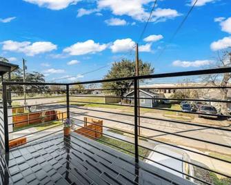 Wild West - 10 Mins To Dt Spacious 3 Br 4 Beds - Dallas - Balcón