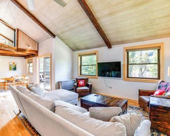 Skier's Paradise: Townhome w/ Deck in Cortland! - Cortland - Living room