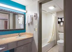 Econo Lodge Inn & Suites - Oklahoma City - Bathroom