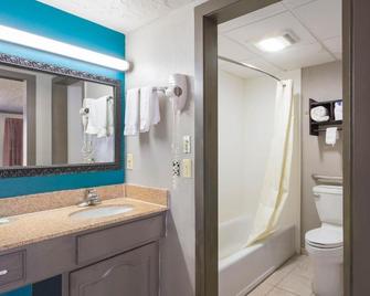 Econo Lodge Inn & Suites - Oklahoma City - Bathroom