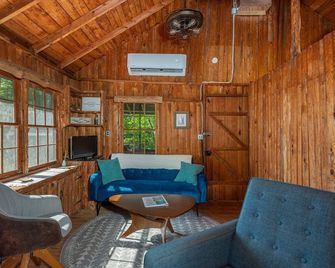 Pine Knot Cabin | Pet-Friendly & 3 min. to Lake James! - Morganton - Living room