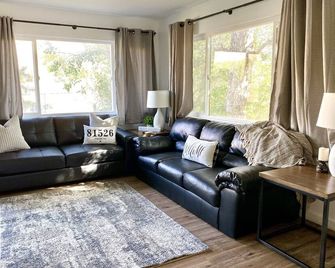 Country farmhouse with outdoor entertaining area - Palisade - Living room