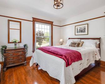 Quaint Blast from the Past - Walk to Lake Michigan, Riverwalk and 8th St Shops! - Sheboygan - Bedroom