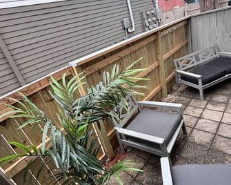 Luxe 2BR 2 Bath Prime Uptown W/parking - Charlotte - Balcón