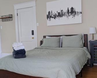 Sunny Efficiency In Historic Home - Durham - Bedroom