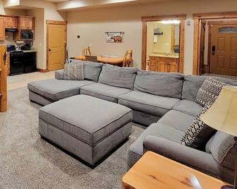 Adventurers Studio about 20 Mi to West Yellowstone! - Island Park - Living room