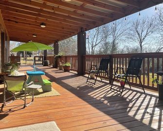 Peaceful Victoria Home ,7min from Downtown , EV Charger - Victoria - Balcony