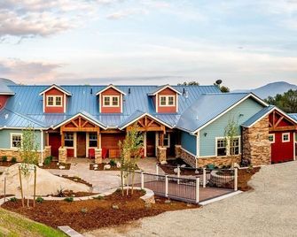 Yosemite's Inn the Woods - Ahwahnee - Building