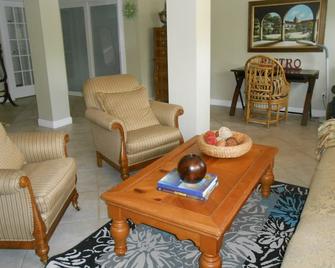 Miami Falls Area Private Studio/Apartment - Kendall - Living room