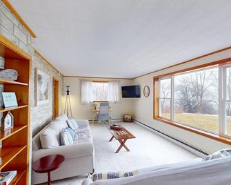 Charming 3-bedroomOcean Front Home In-Town with wifi - Searsport - Living room