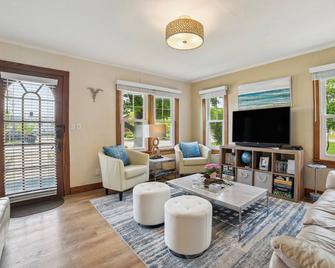 Boyne City Cottage Walk to Downtown and Lake! - Boyne City - Living room