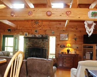 Mountain Magic cabin with long-range mountain views. Optional ATV guided tours. - Dillsboro - Вітальня