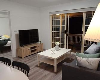 Modern 2BR Apartment and Parking in Griffith - Hosted by Canstay - Kingston - Living room