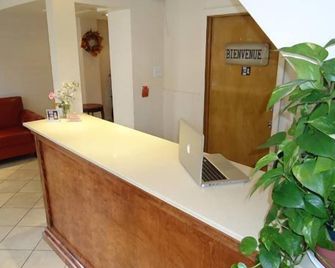 Hotel Bon Accueil - Montreal - Front desk