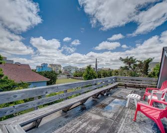 Dog-friendly home with ocean views, rooftop deck & WiFi - 4 lots to the beach - Avon - Balcony