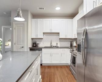 2 Bedroom Suite L Resort Pool! Game-Room! 8 Min To Downtown! Free Parking! - Savannah - Cocina