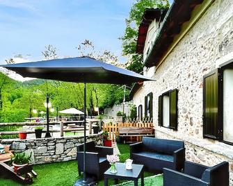 Charming House in Ogassa, Perfect for 10 Guests - Ogassa - Patio