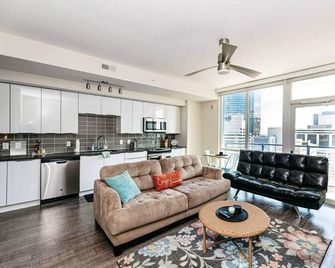 1 Bedroom apartment in Uptown Charlotte - 夏洛特 - 客廳