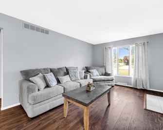 Avail 8/2 - 2br Condo By Shops Hospitals & Chicago - Munster - Living room
