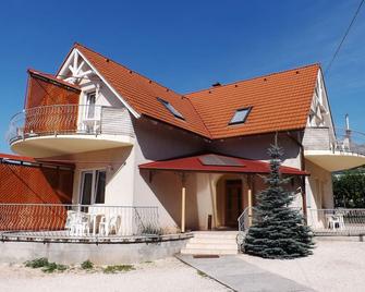 Klassz Apartmanház - Balatonfured - Edificio