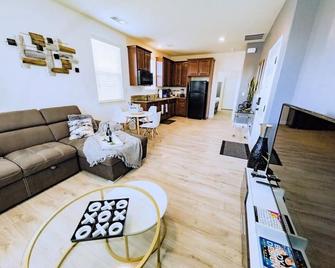 Cozy Private Stylish Modern Guest Suite - Sparks - Living room
