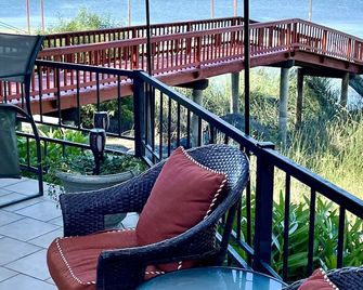 Beautiful Lake Front Home on 5 acres Weddings, events, multi family vacations - Kelseyville - Balcony