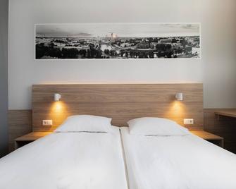 Corner Hotel - Wilna - Schlafzimmer