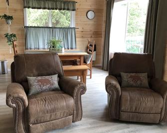 Secluded lakefront Cabin - Bridge Lake - Living room
