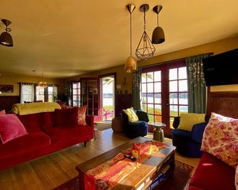 Shabby Chic Waterfront Retreat Is A Relaxing, Serene Low Bank Waterfront Home - Vashon - Lounge