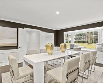 Back Country Estate w/ Pool, Sleeps 8 - Fully loaded, Pet Friendly Greenwich CT - Greenwich - Dining room