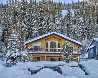 3br/2ba Ski Chalet: Ski In / Hot Tub / Amazing Views! - Sun Peaks - Building