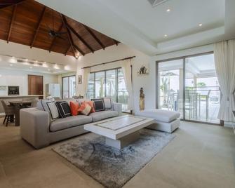 Luxury 3BR Villa with Private Pool & Jacuzzi - Phuket City - Living room