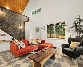 5 mi to Park|Hot Tub|EV2|King Beds|Fire Pit - Ashford - Living room